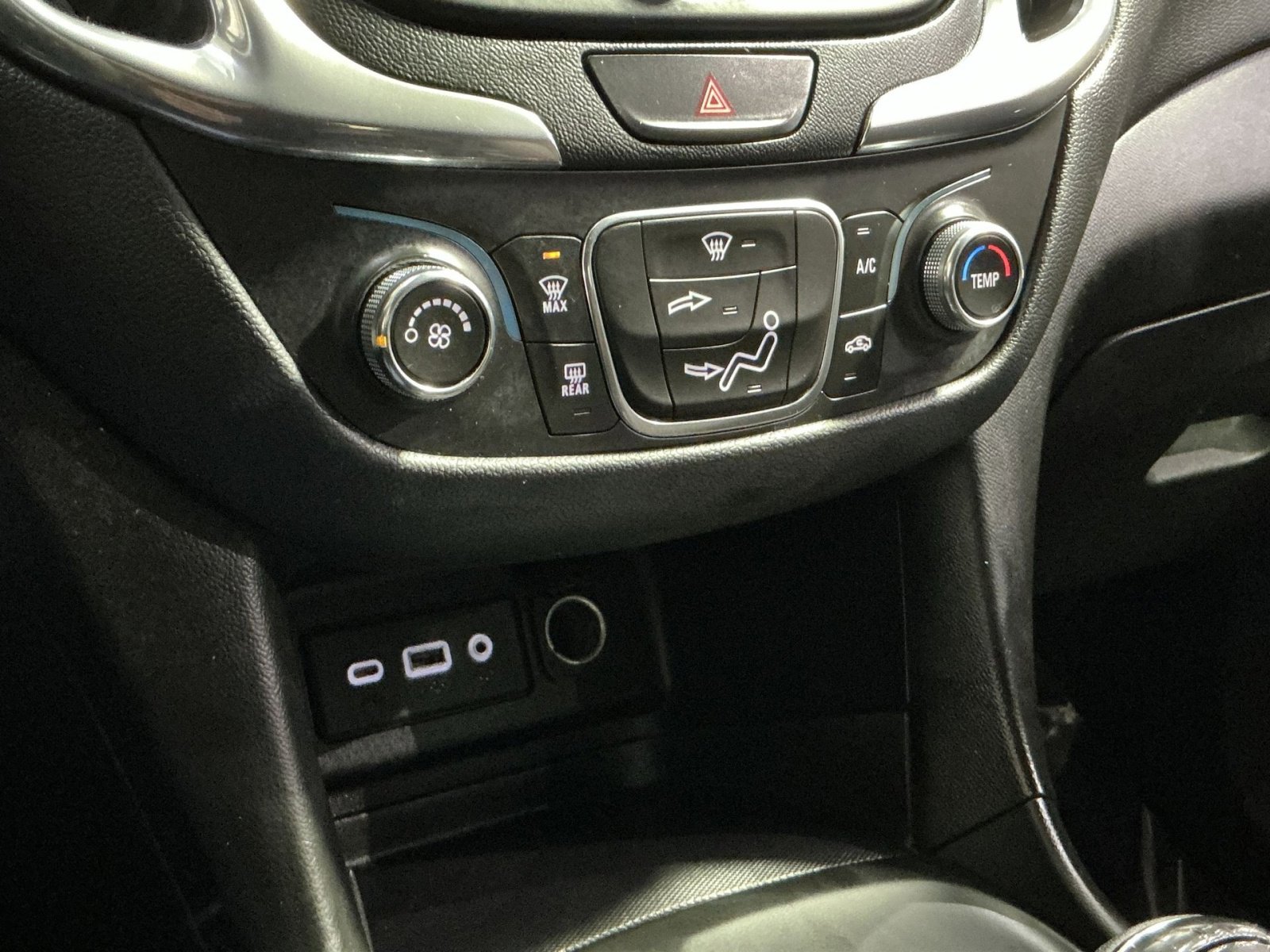 Used 2020 Chevrolet Equinox LT image 29