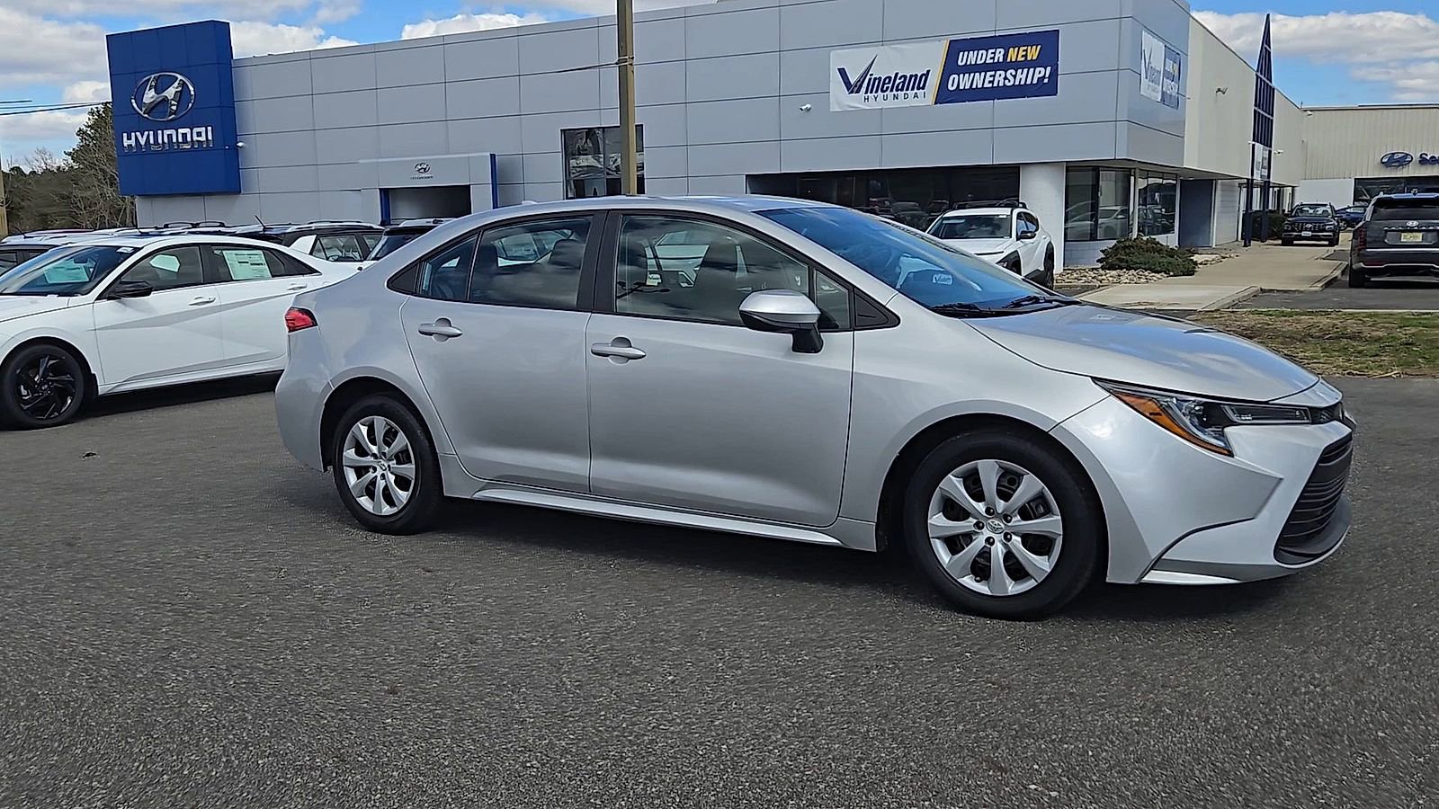 Used 2023 Toyota Corolla LE image 2