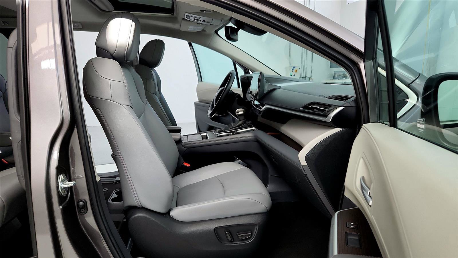 Certified 2024 Toyota Sienna XLE image 17