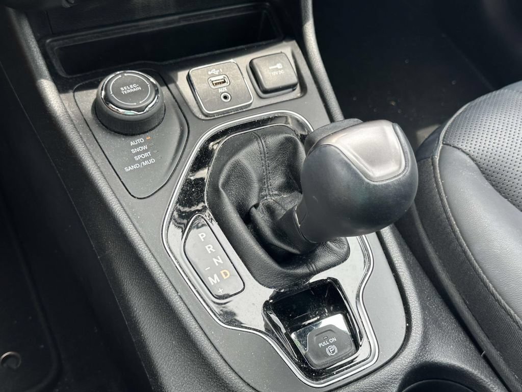 Used 2019 Jeep Cherokee Overland w/ Technology Group AWD/4WD image 29