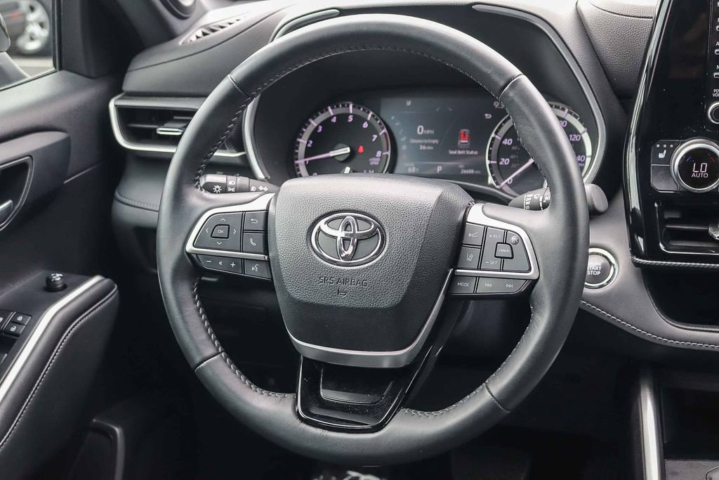 Used 2022 Toyota Highlander XSE FWD image 17
