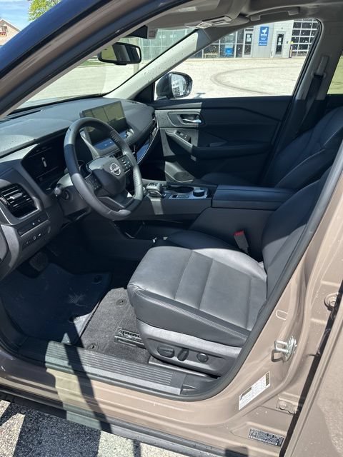 Used 2025 Nissan Rogue SL w/ Tech Package AWD/4WD image 10