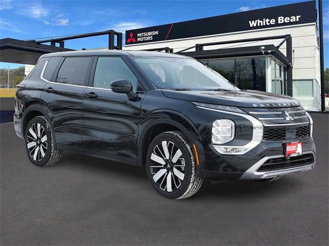 Used 2025 Mitsubishi Outlander SE image 1