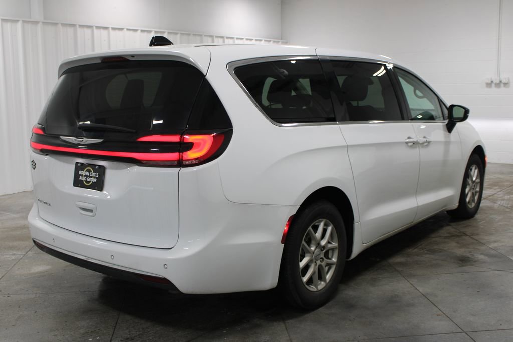 Used 2024 Chrysler Pacifica Touring-L image 9