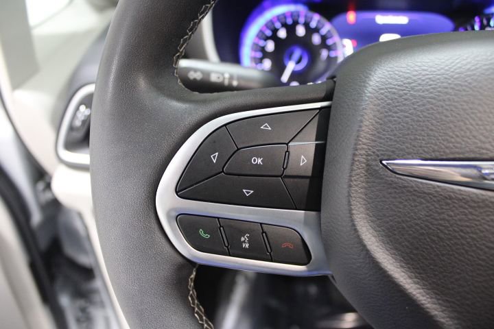 Used 2024 Chrysler Pacifica Touring-L image 37