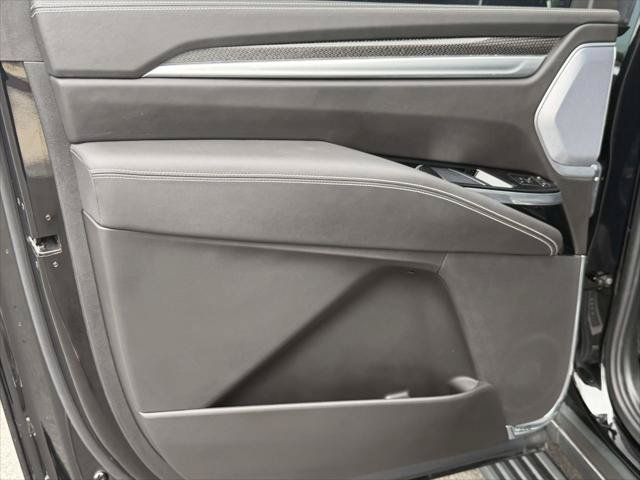 Used 2025 Cadillac Escalade ESV V AWD/4WD image 14