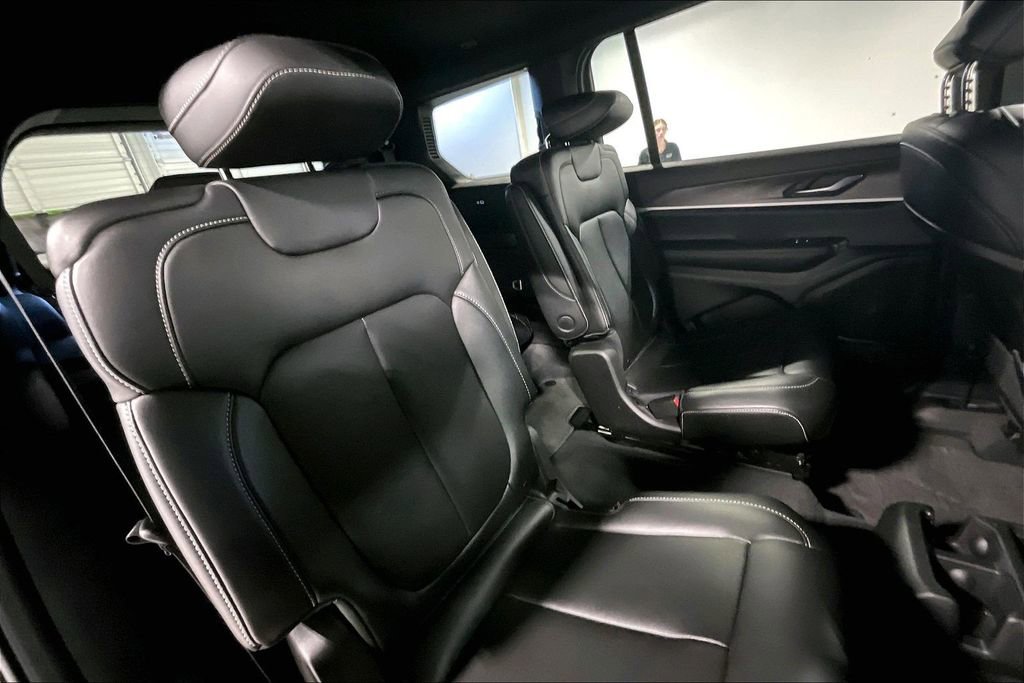 Used 2025 Jeep Grand Cherokee L Limited w/ Black Appearance Package image 37