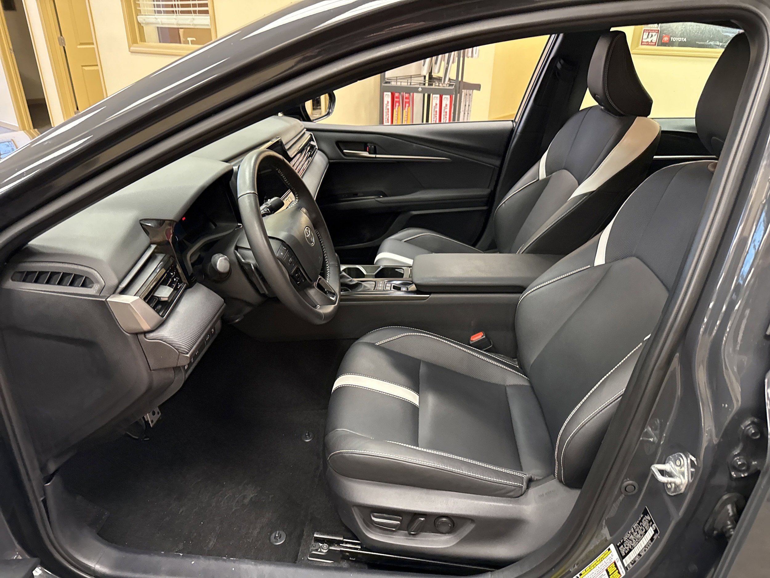 Used 2025 Toyota Camry SE w/ Convenience Package AWD/4WD image 14