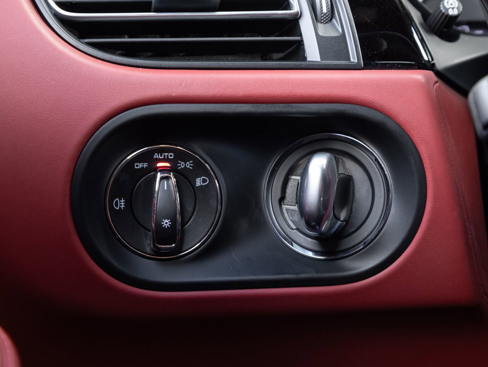 Certified 2023 Porsche Macan S AWD/4WD image 17