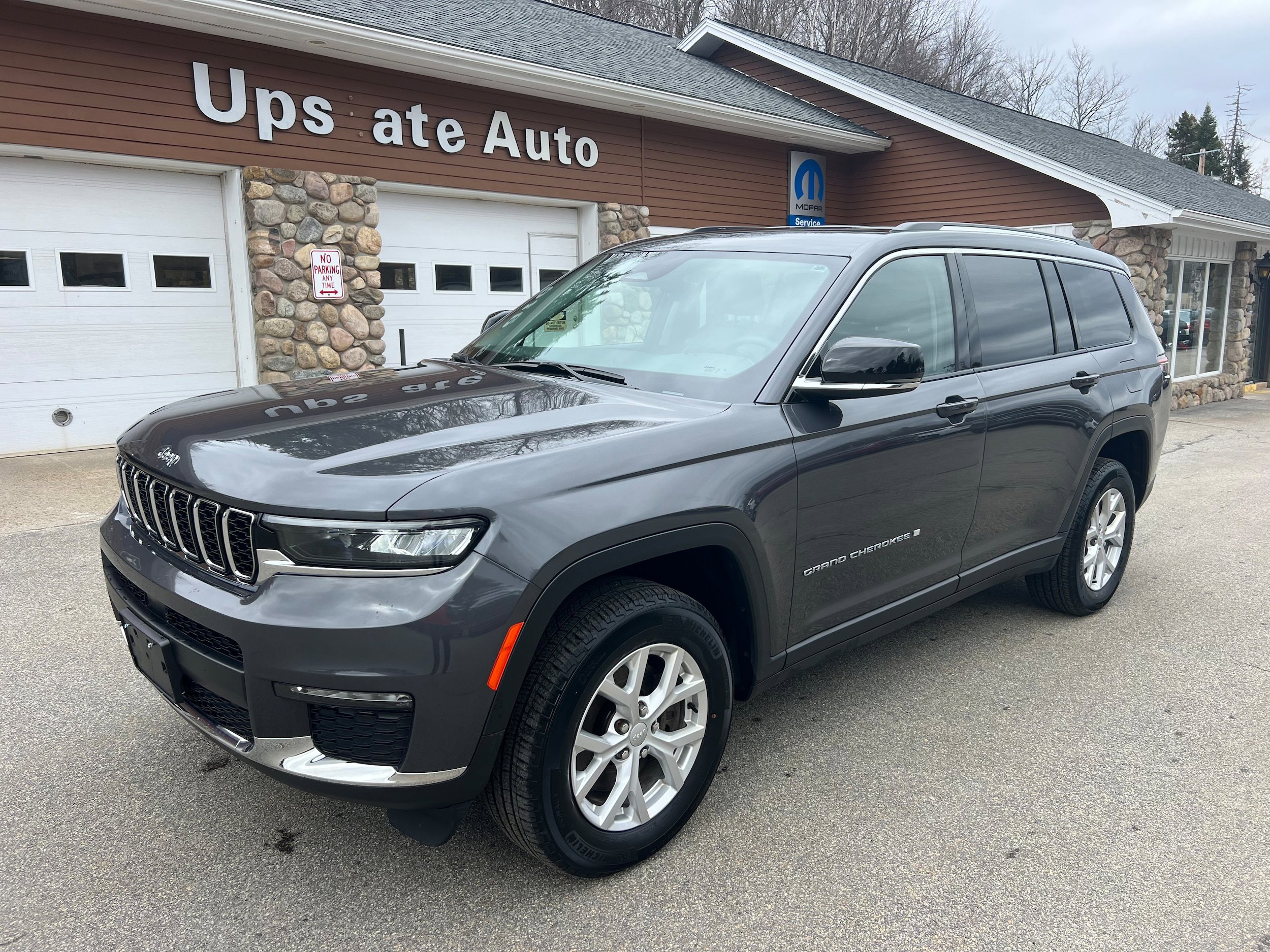 Used 2023 Jeep Grand Cherokee L Limited AWD/4WD image 1