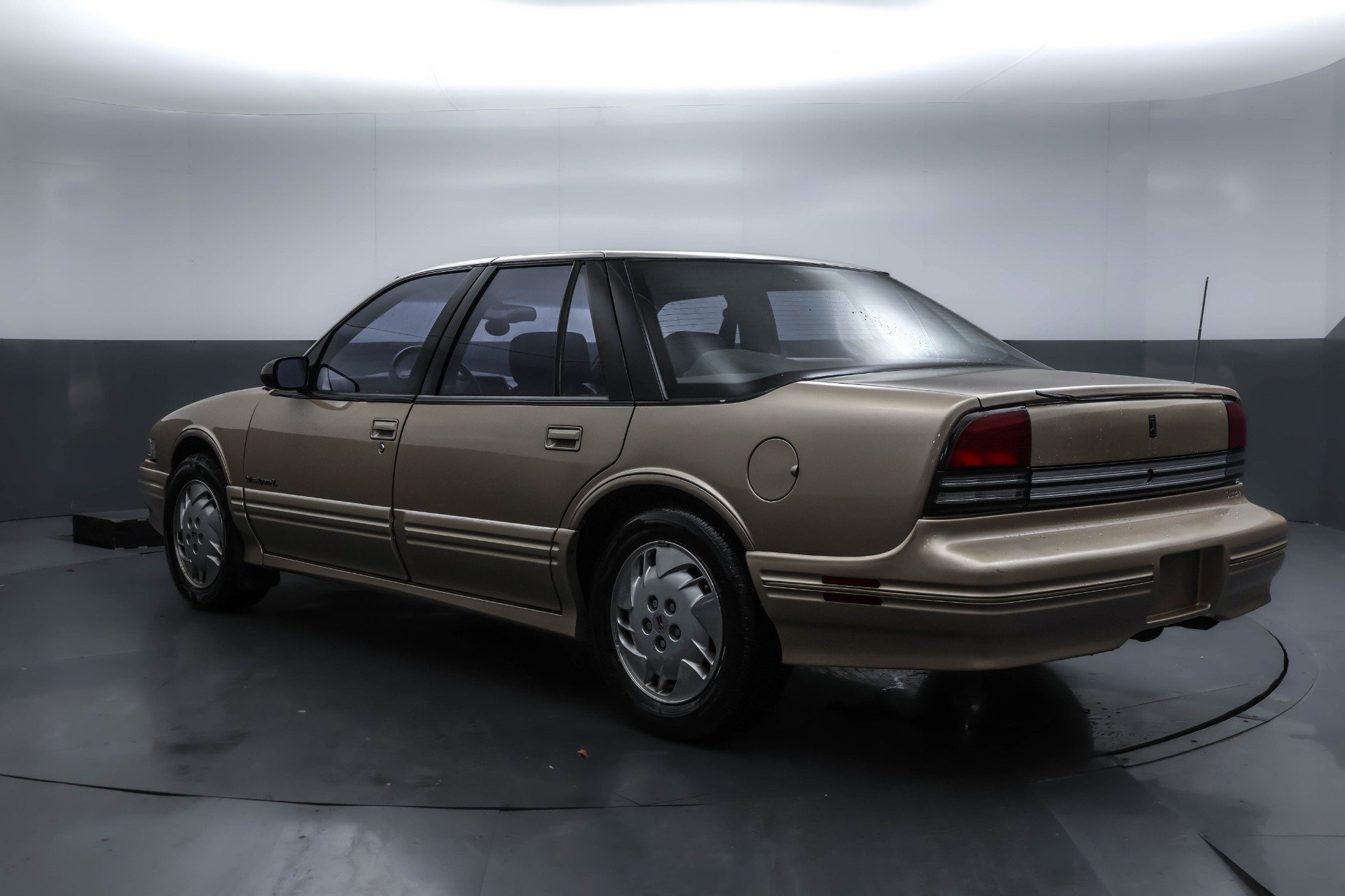 Used 1994 Oldsmobile Cutlass Supreme S FWD image 25