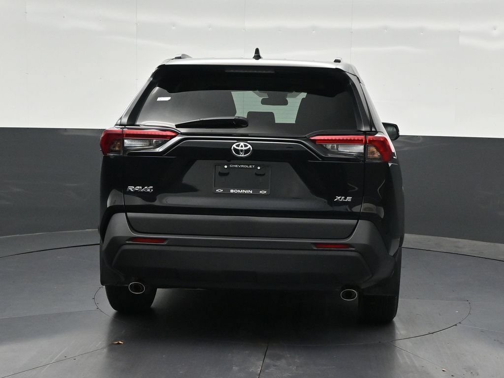 Used 2025 Toyota RAV4 XLE w/ Convenience Package FWD image 4