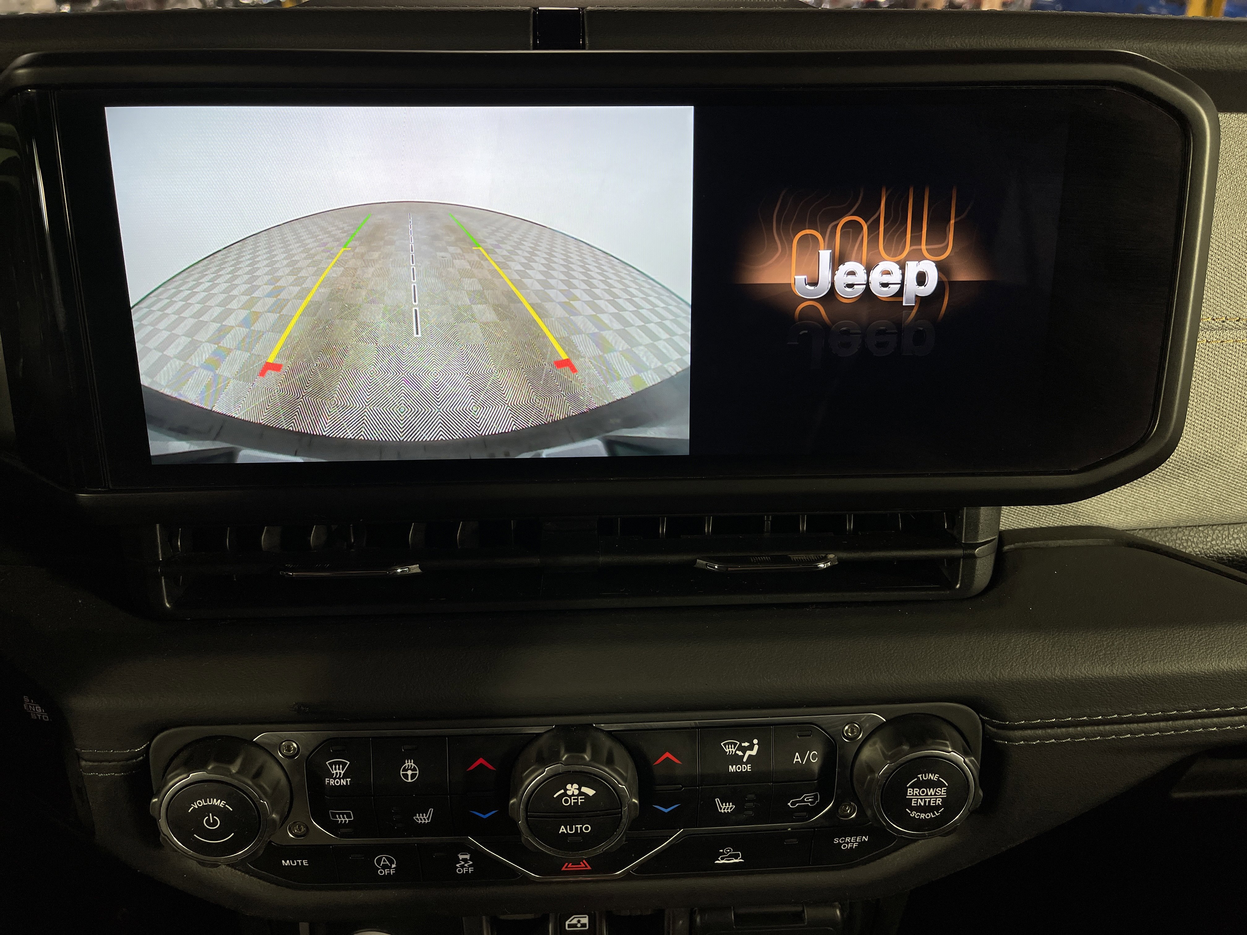 Used 2025 Jeep Wrangler Sahara image 22