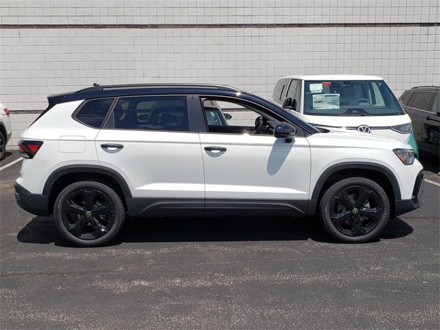 New 2025 Volkswagen Taos SE image 2