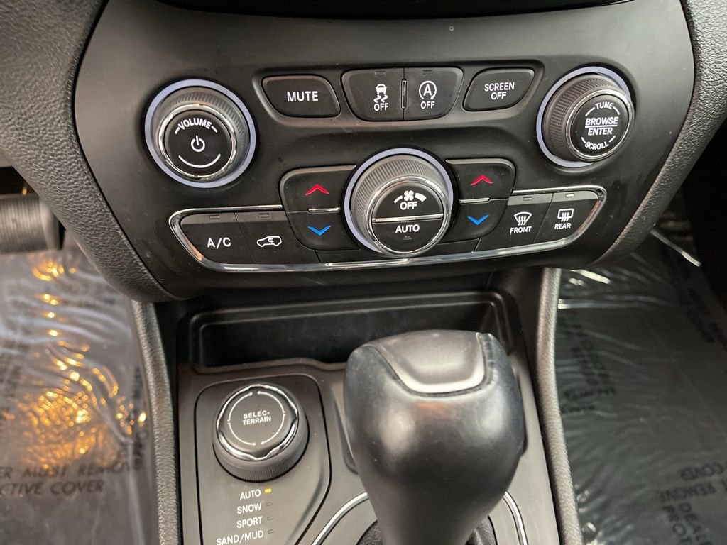 Used 2021 Jeep Cherokee Latitude Lux w/ Comfort/Convenience Group image 21