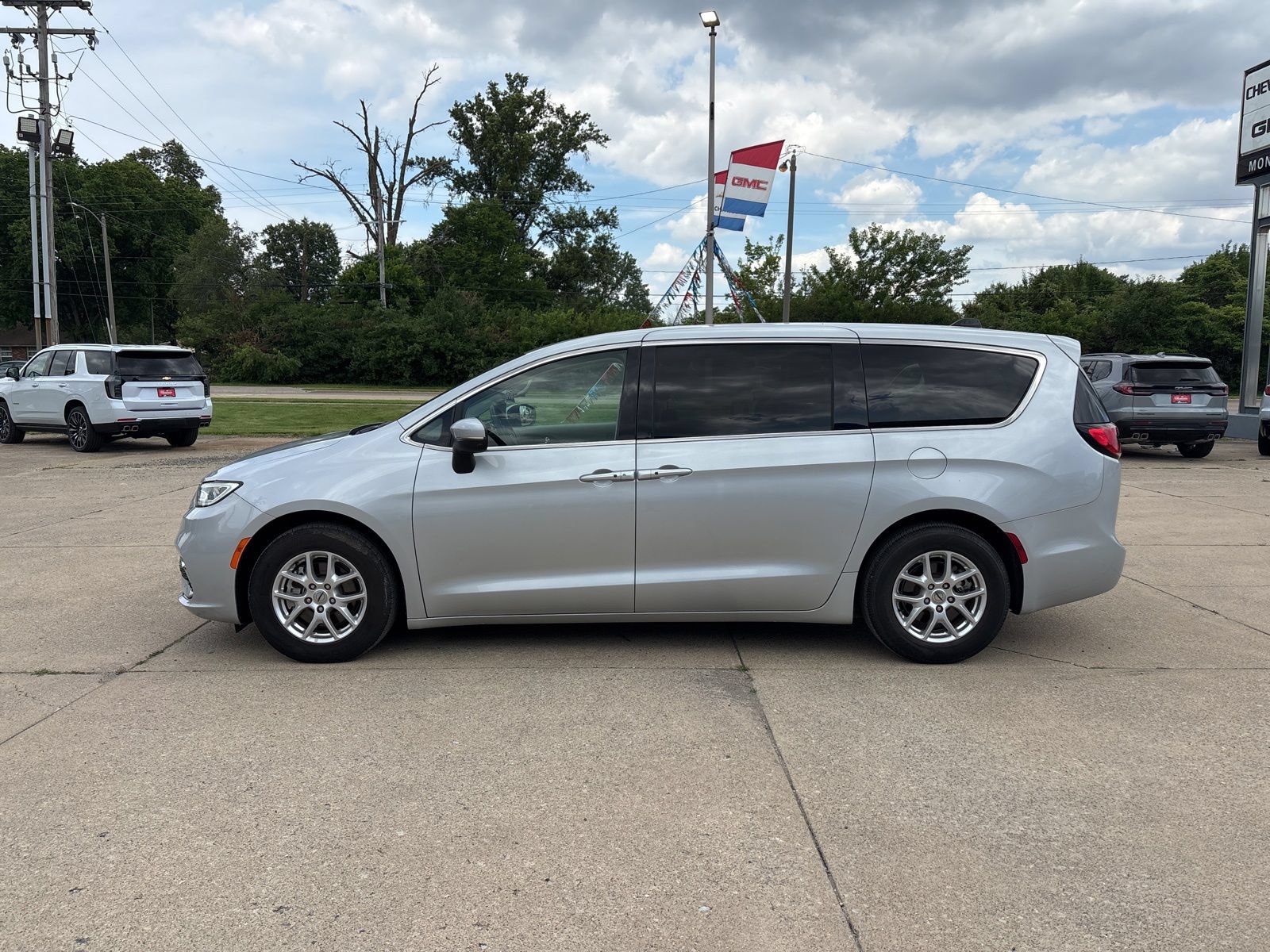 Used 2023 Chrysler Pacifica Touring-L FWD image 6