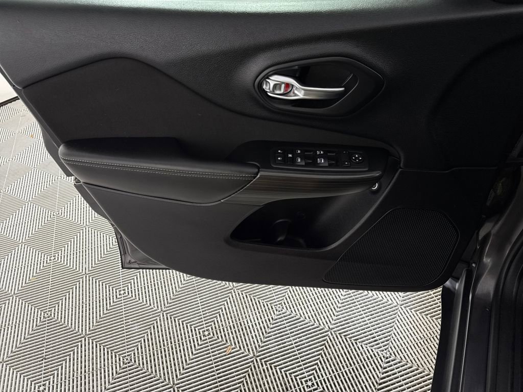 Used 2017 Jeep Cherokee Latitude w/ Comfort/Convenience Group image 10