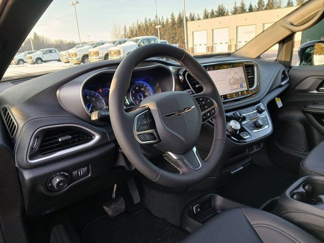 New 2026 Chrysler Pacifica Select image 9