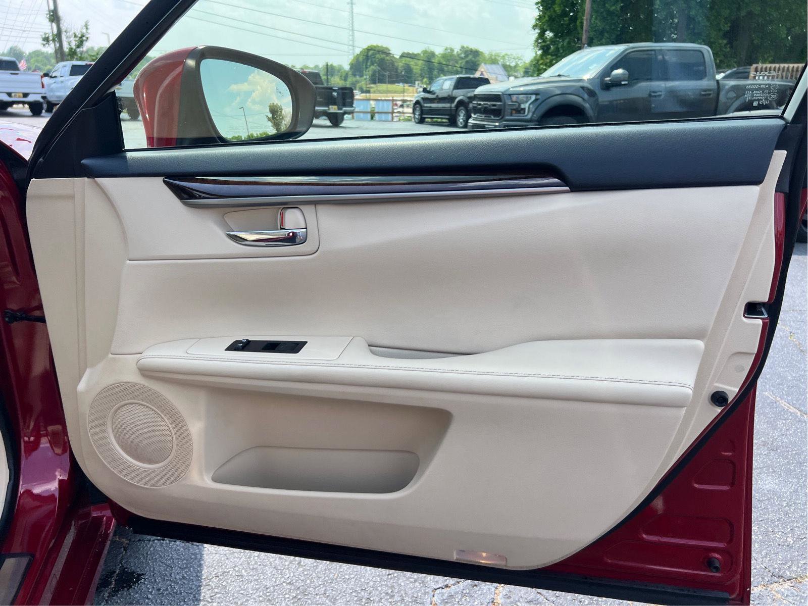 Used 2015 Lexus ES 350 w/ Luxury Package FWD image 18