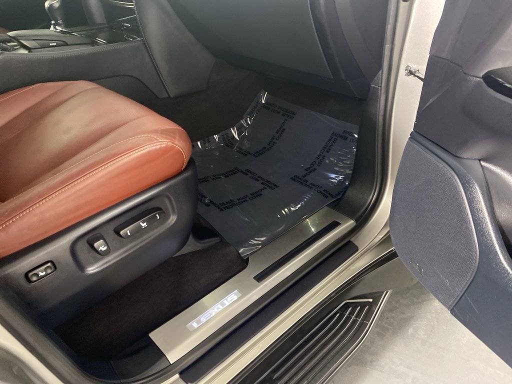 Used 2020 Lexus LX 570 4WD w/ Sport Package image 33