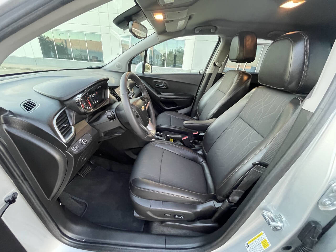 Used 2022 Chevrolet Trax LT w/ LT Convenience Package image 5