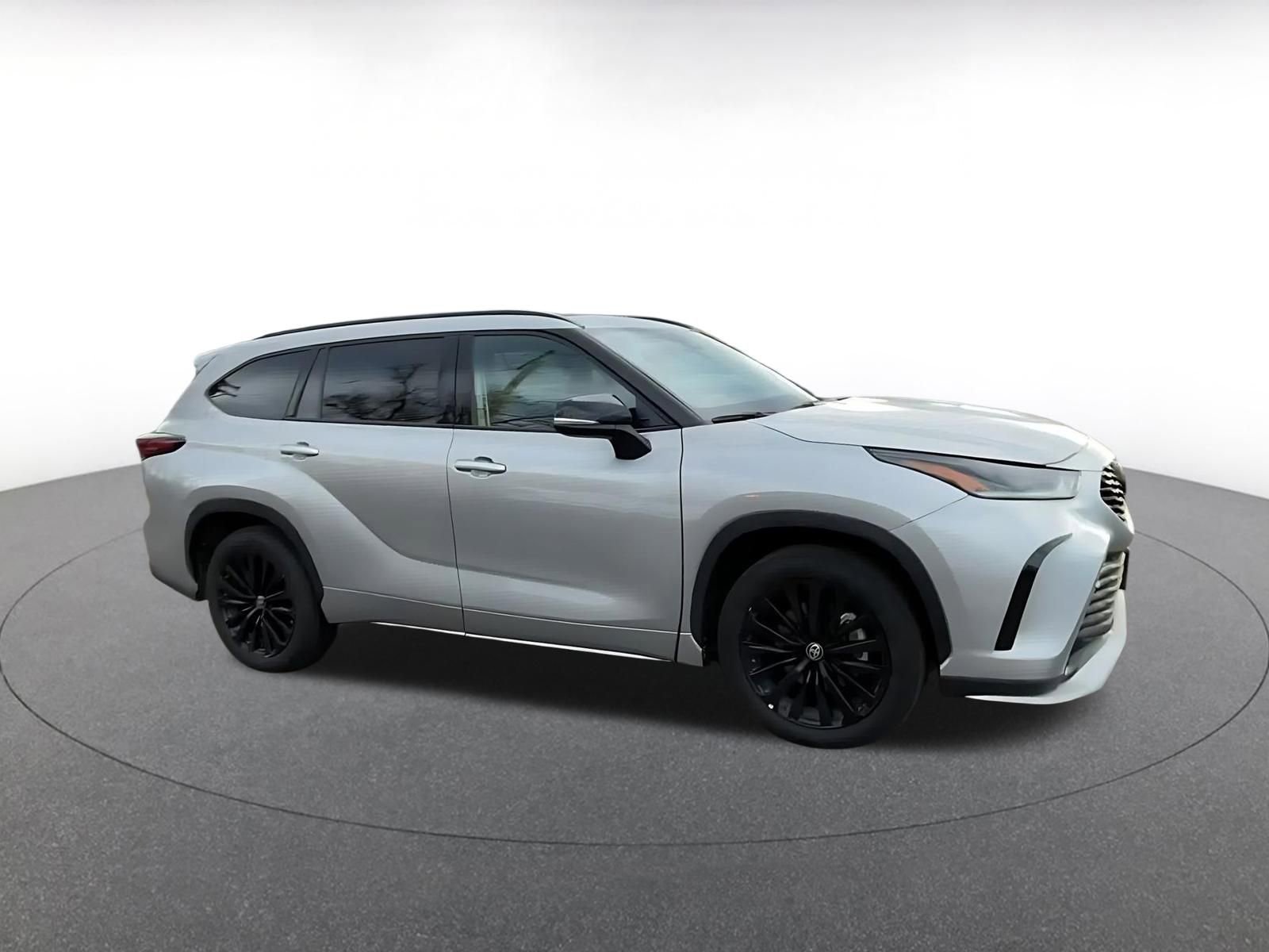 Used 2025 Toyota Highlander XSE image 2