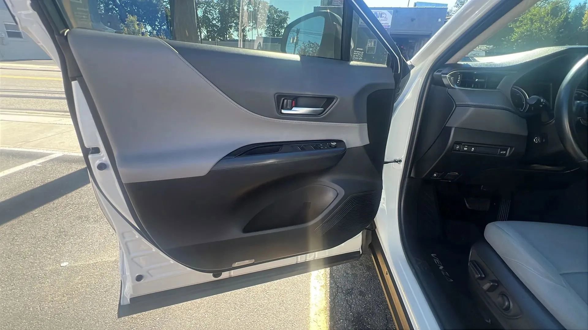 Used 2021 Toyota Venza LE image 23