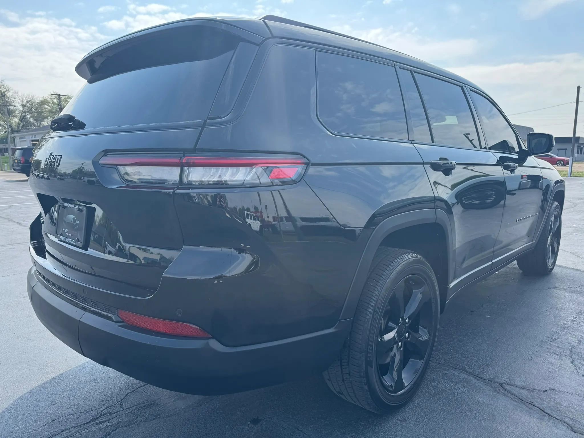 Used 2023 Jeep Grand Cherokee L Laredo image 3
