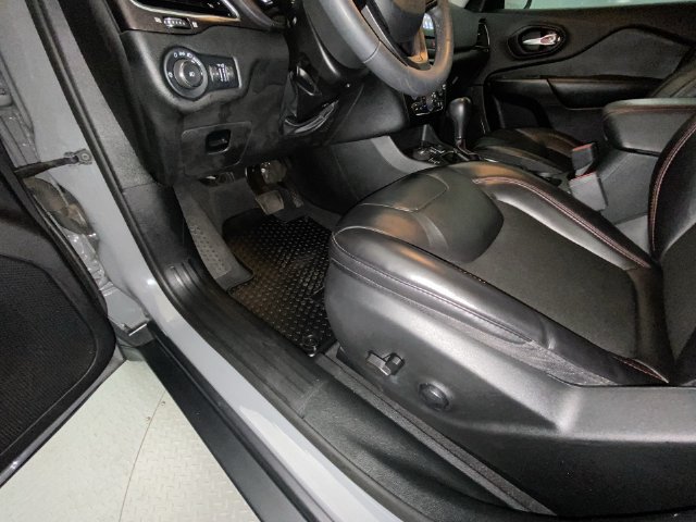 Used 2022 Jeep Cherokee Trailhawk AWD/4WD image 12