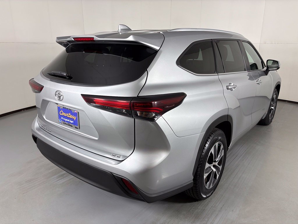 Used 2024 Toyota Highlander XLE FWD image 8