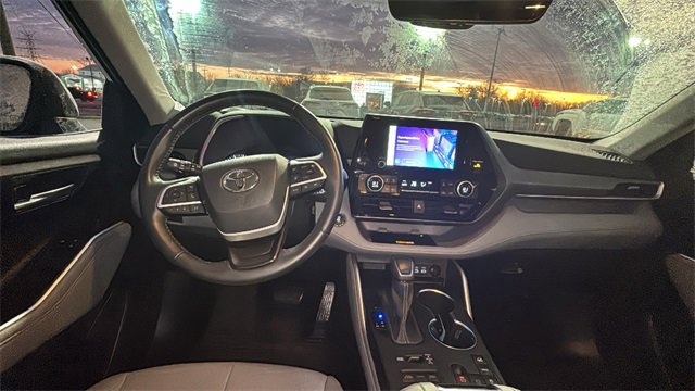 Used 2023 Toyota Highlander XLE image 7