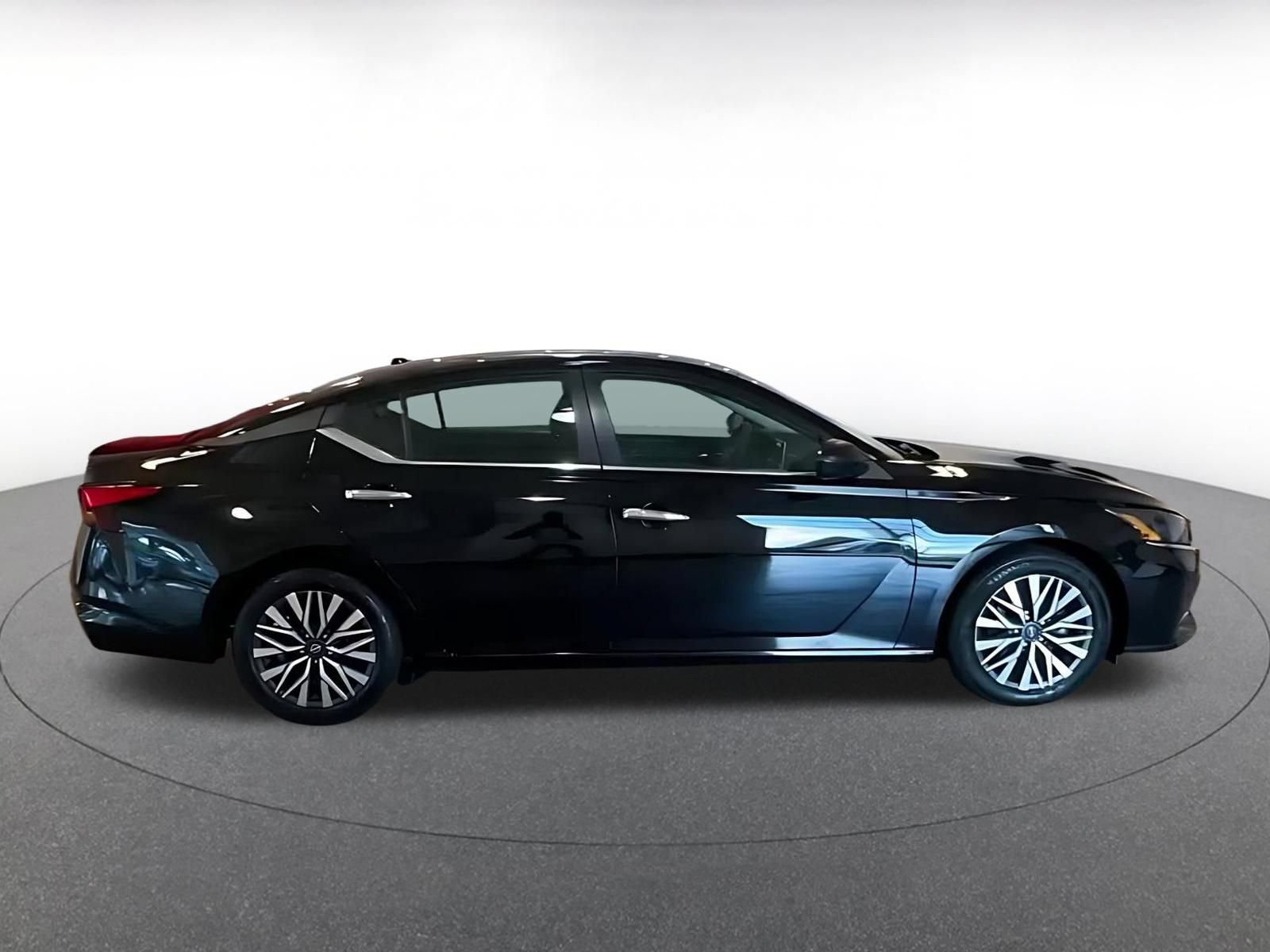 Used 2025 Nissan Altima 2.5 SV FWD image 10