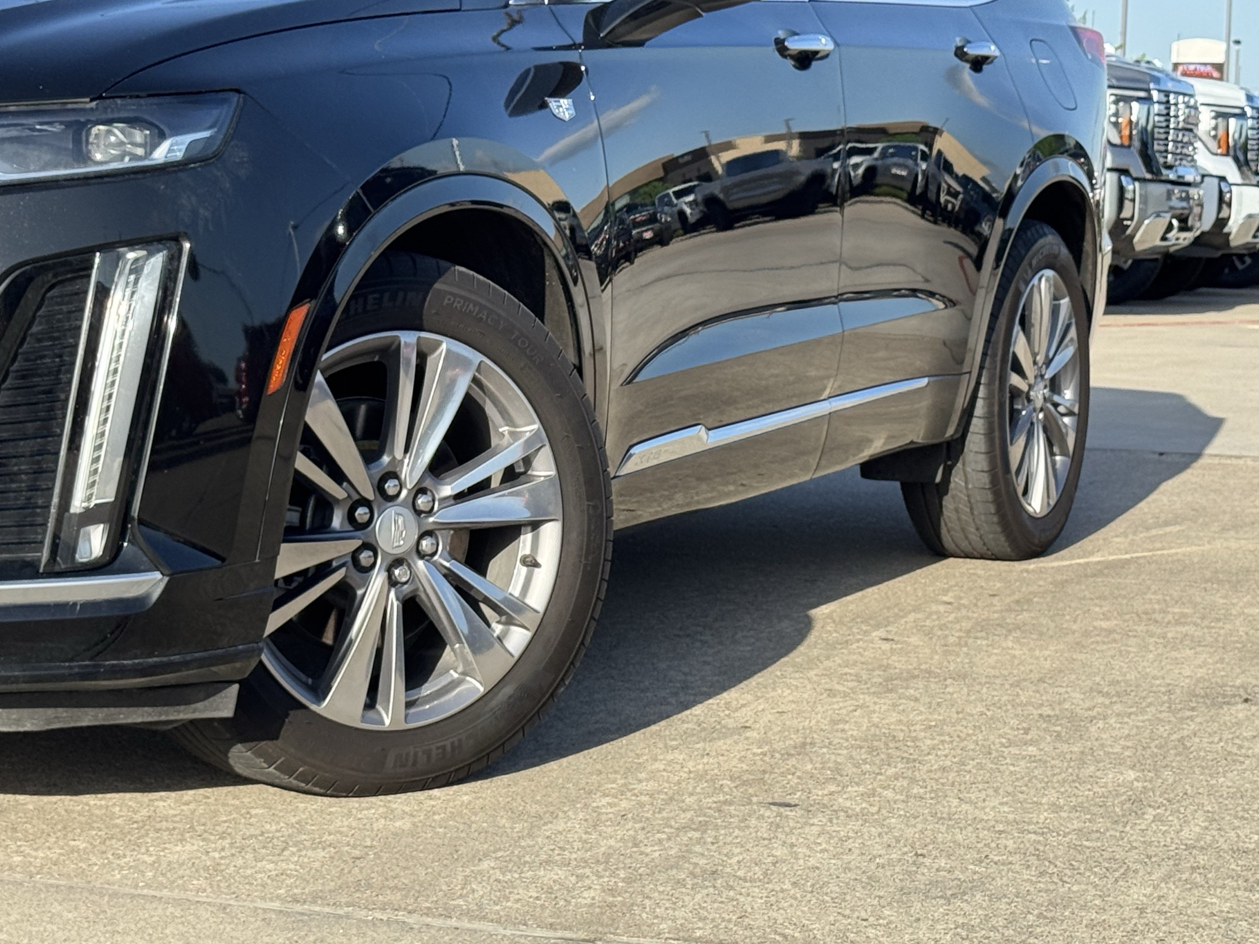 Used 2025 Cadillac XT6 Premium Luxury FWD image 3