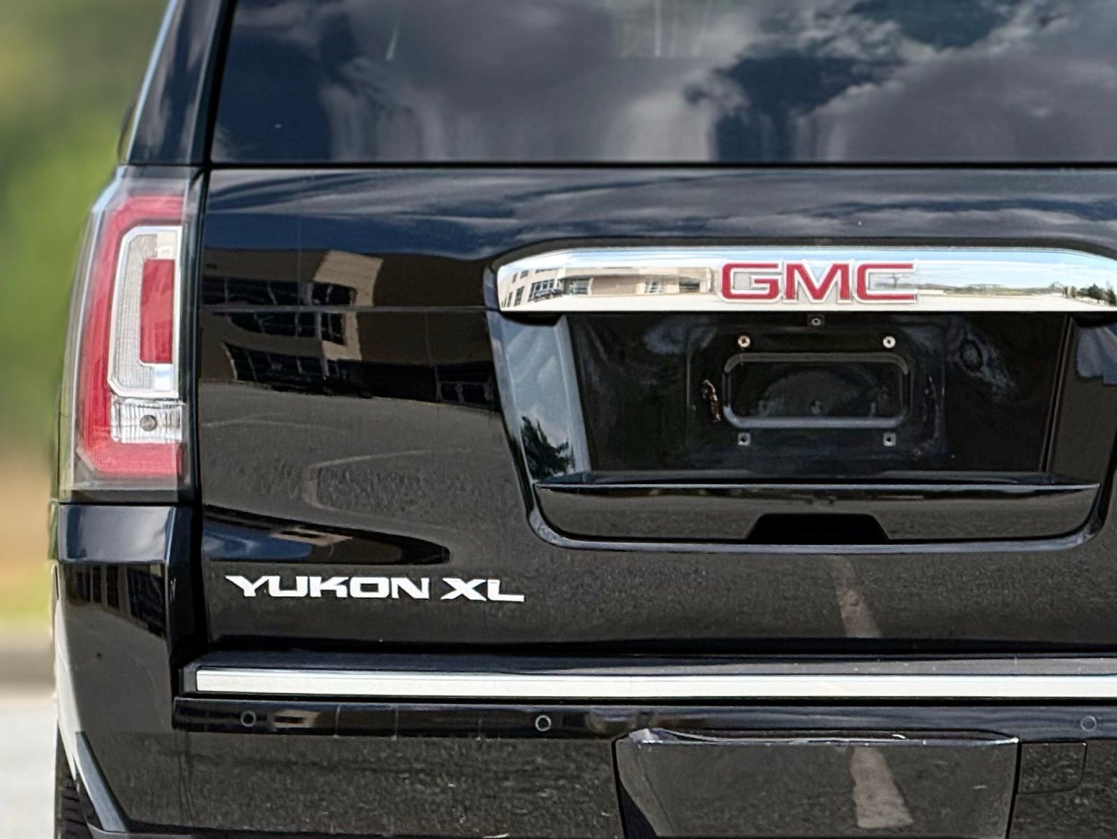 Used 2017 GMC Yukon XL Denali w/ Open Road Package image 16