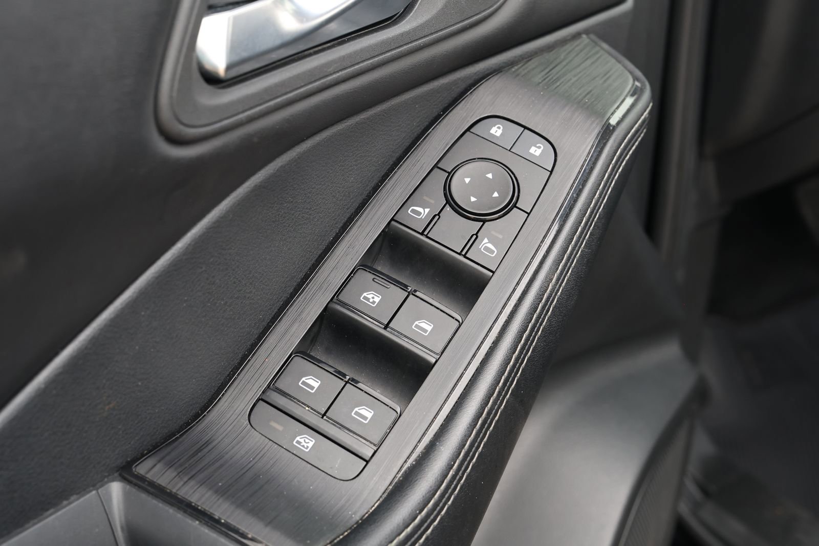 Used 2024 Nissan Rogue SV image 27