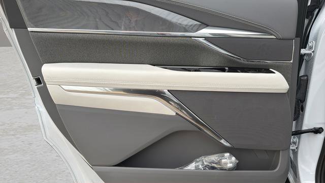 Used 2026 Cadillac Escalade IQL Sport 1 w/ LPO, Floor Liner Package AWD/4WD image 23