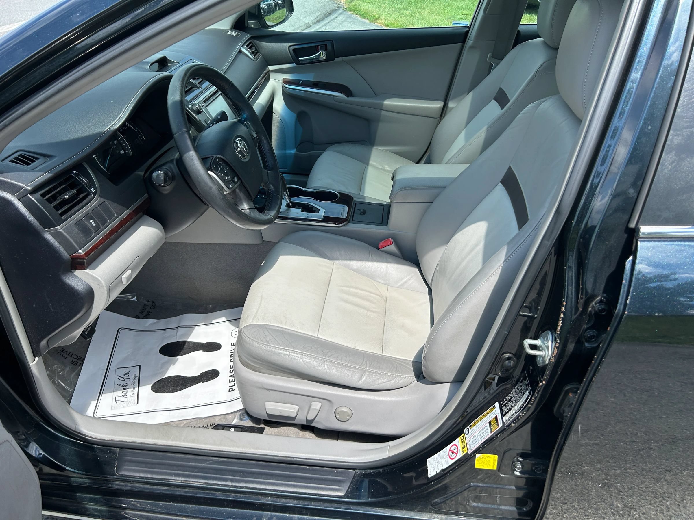 Used 2012 Toyota Camry XLE w/ Leather Pkg FWD image 12