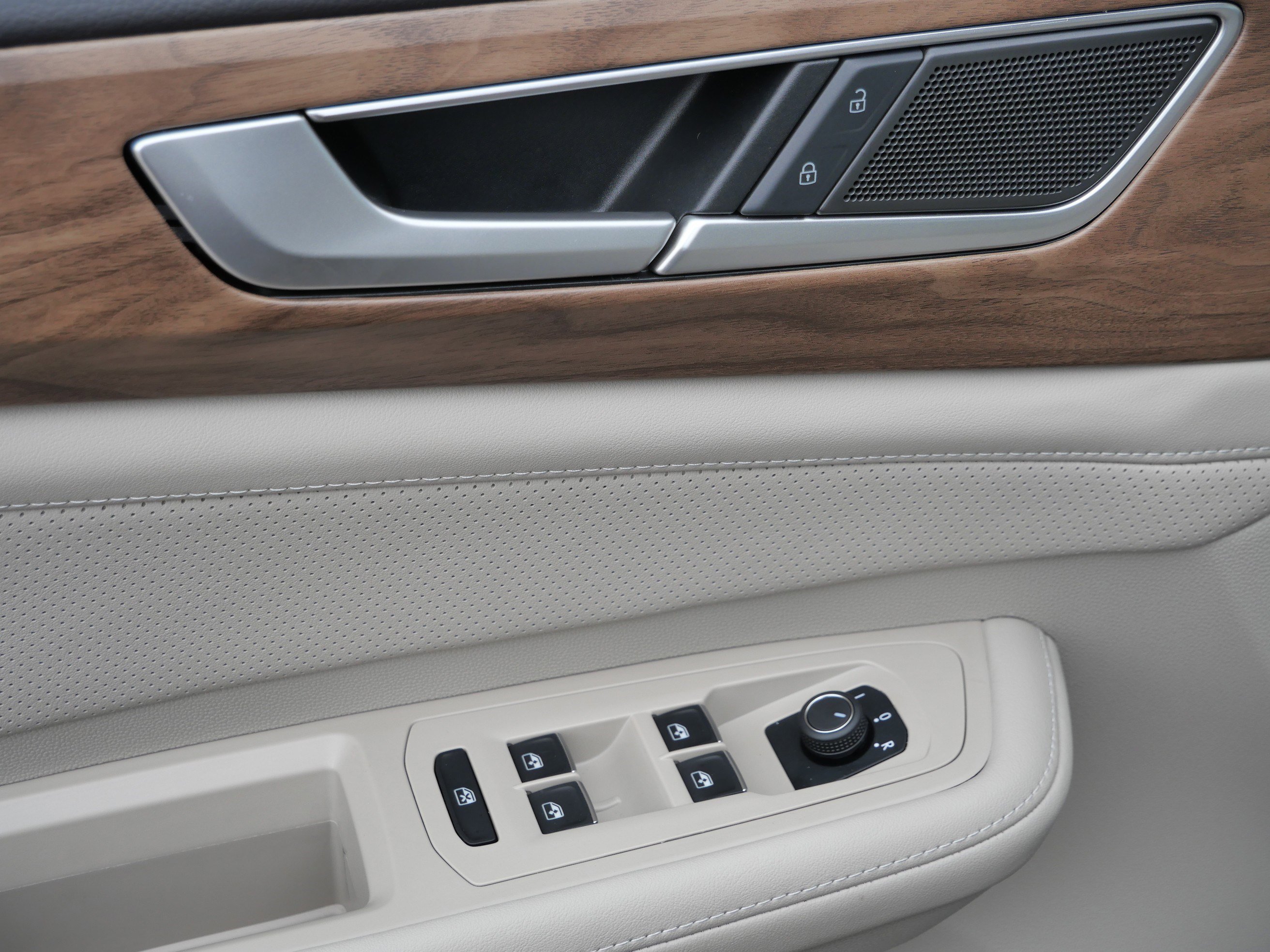 Certified 2025 Volkswagen Atlas SE image 18