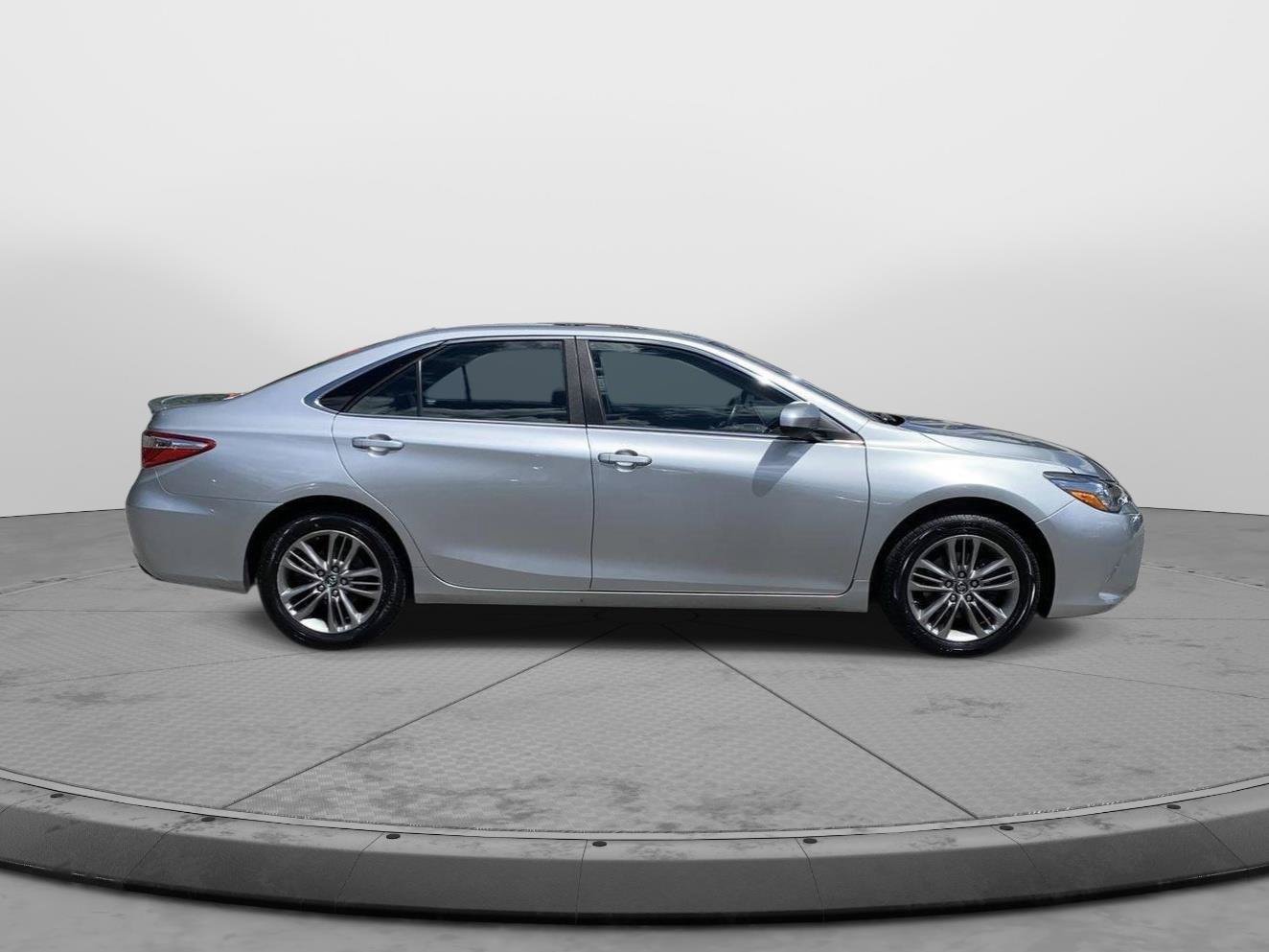 Used 2017 Toyota Camry SE w/ Moonroof Package FWD video 2