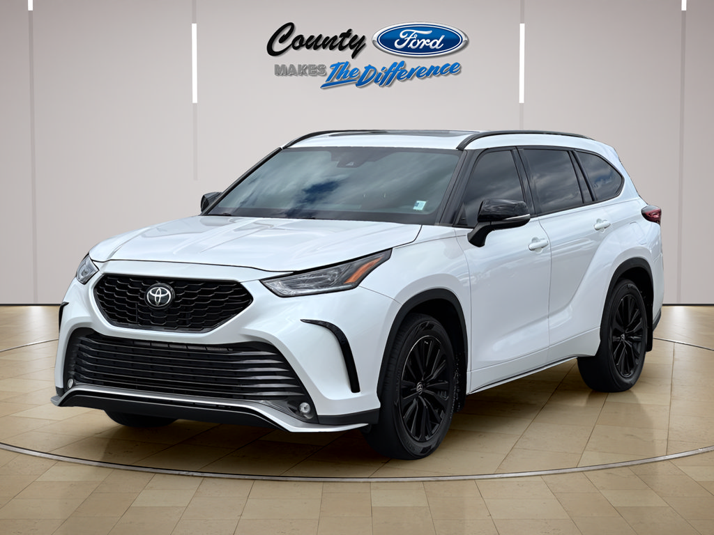 Used 2023 Toyota Highlander XSE FWD image 2