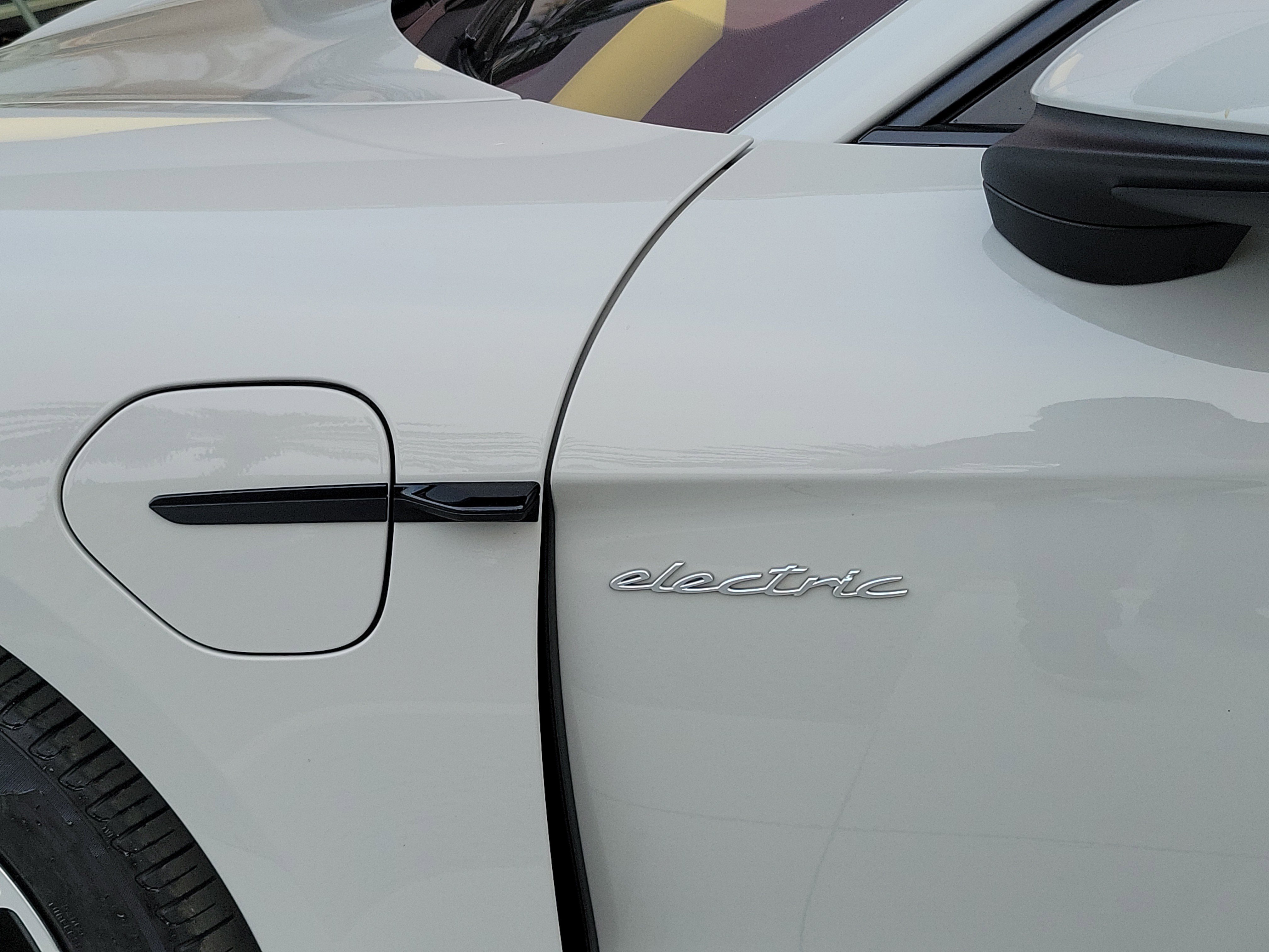 Used 2025 Porsche Taycan image 4