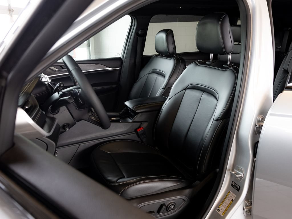 Used 2025 Jeep Grand Cherokee L Limited w/ Luxury Tech Group II AWD/4WD image 11