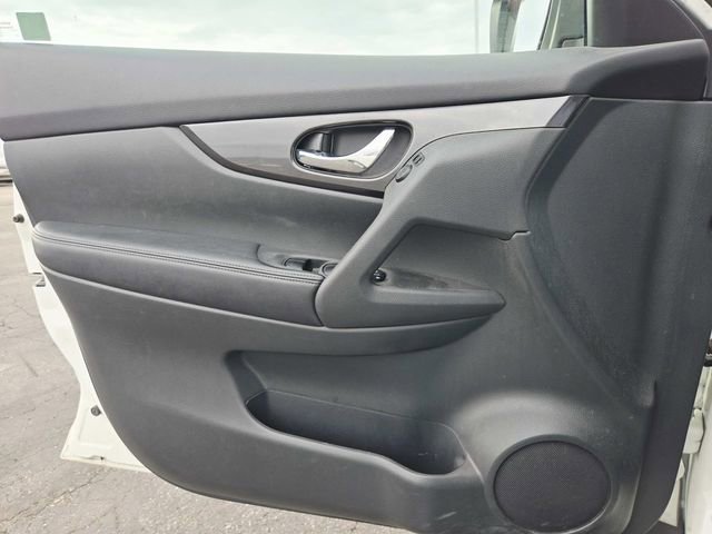 Used 2017 Nissan Rogue SV image 12