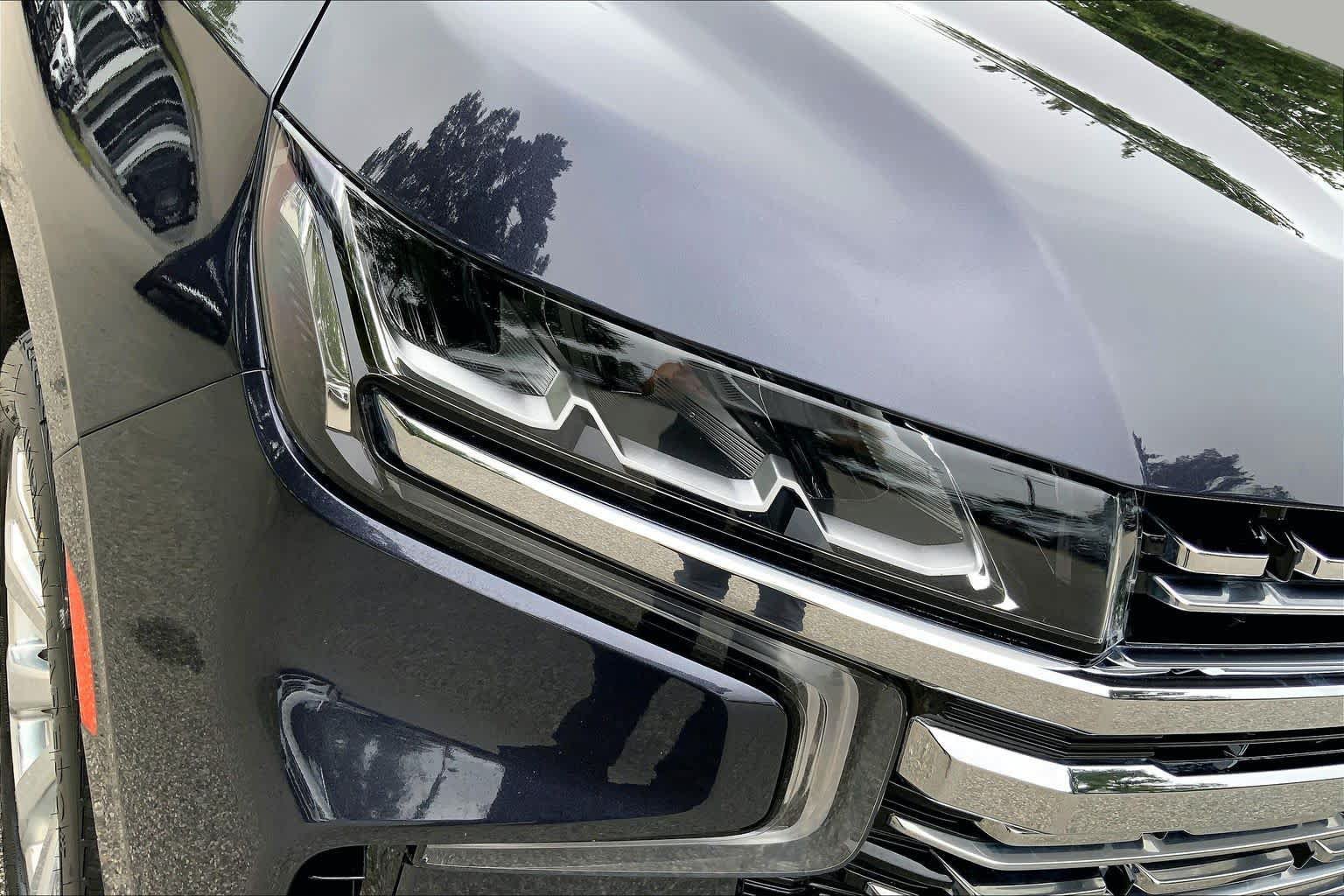 Used 2024 Chevrolet Suburban Premier w/ Premium Package AWD/4WD image 27