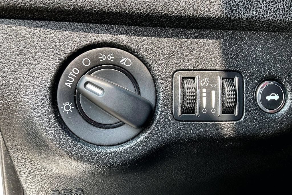 Used 2013 Dodge Charger SE RWD image 31