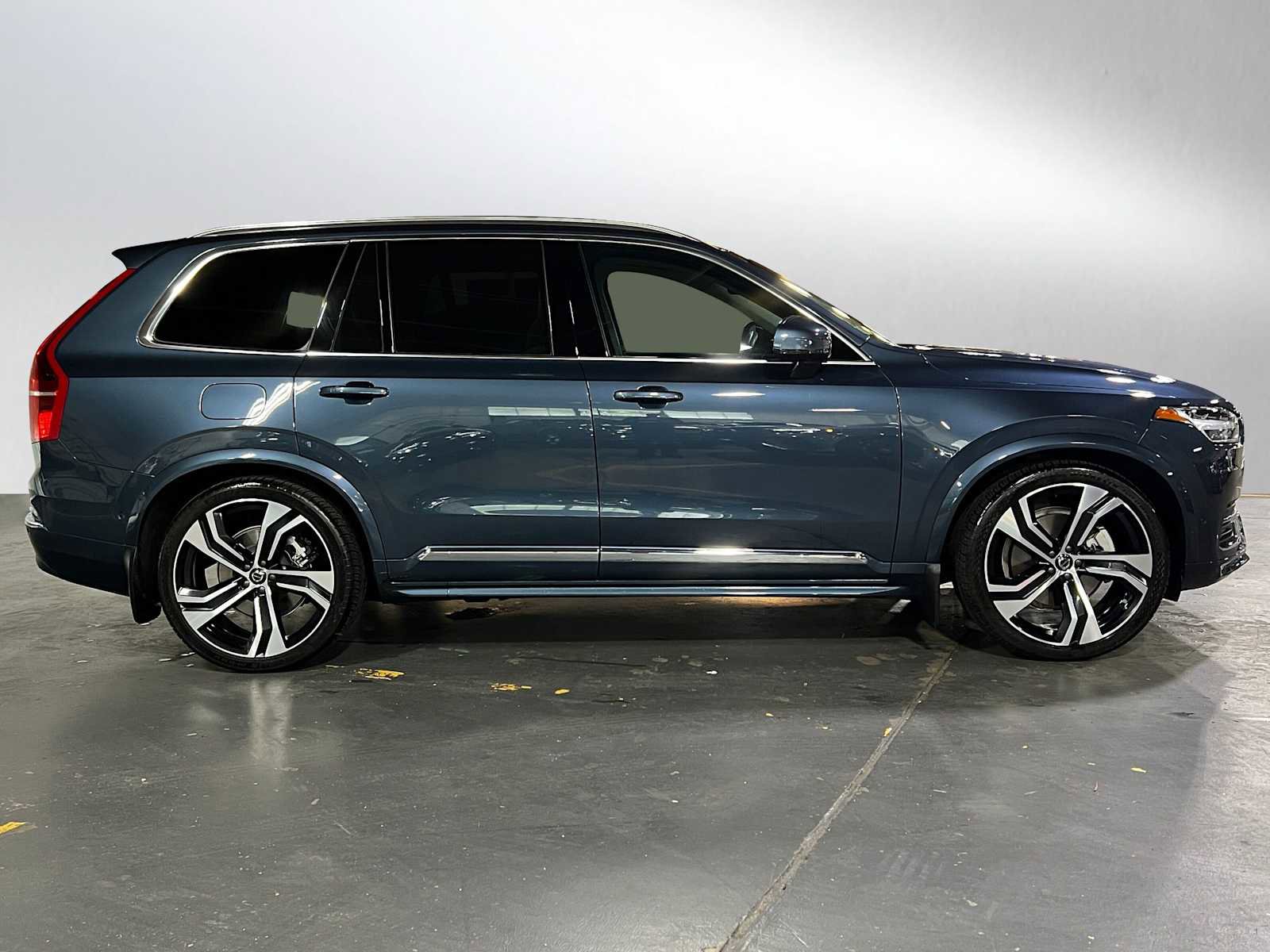 Used 2024 Volvo XC90 B6 Ultimate w/ Lounge Package image 2