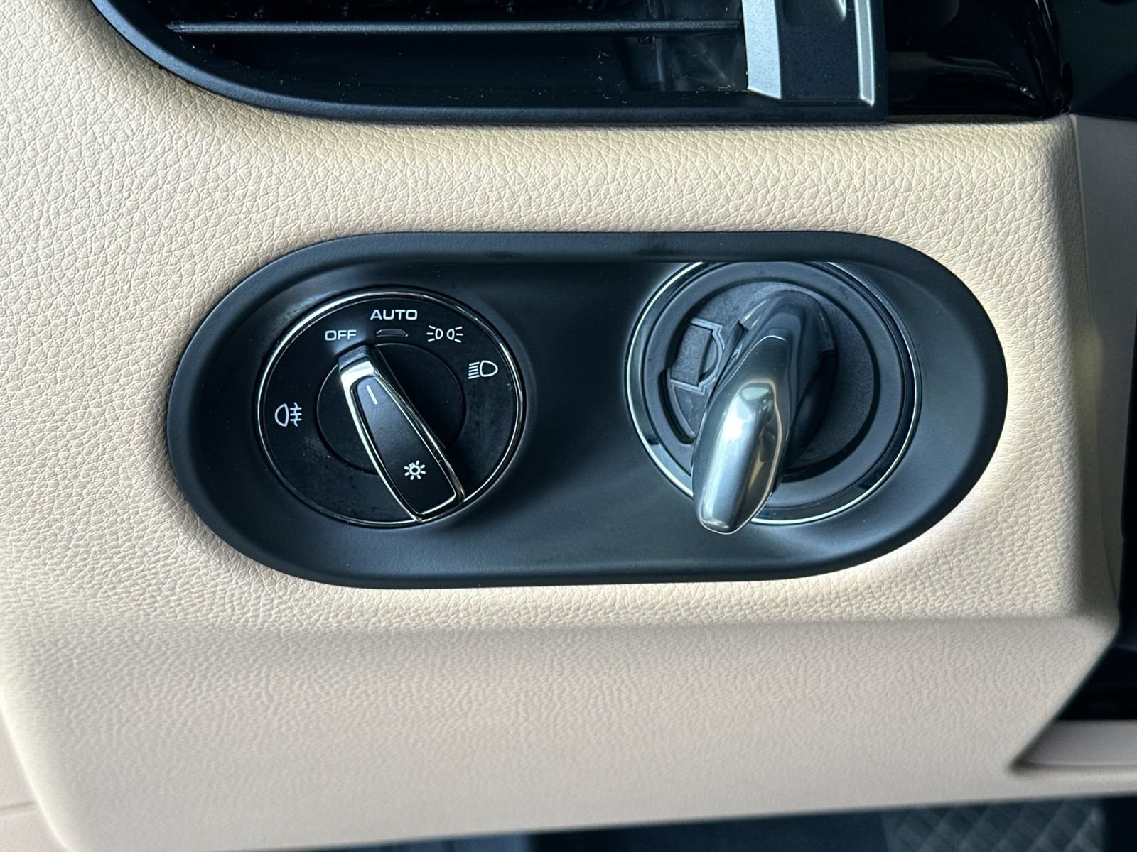 Certified 2023 Porsche Macan AWD/4WD image 32