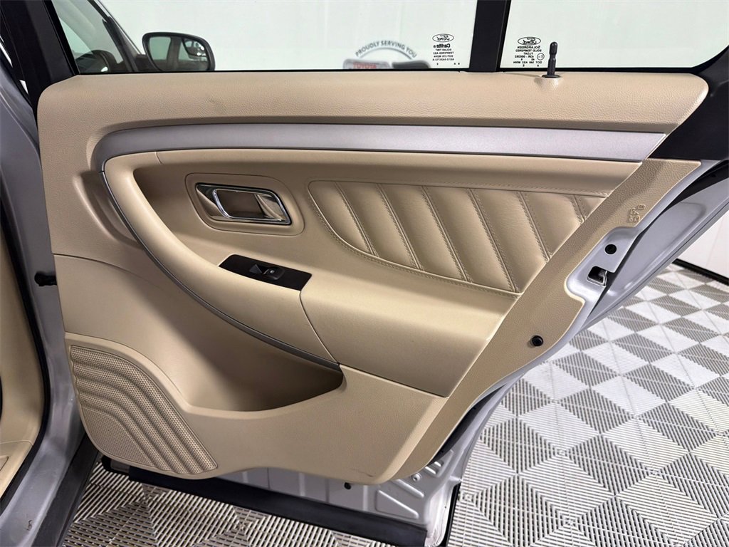 Used 2017 Ford Taurus SE image 16