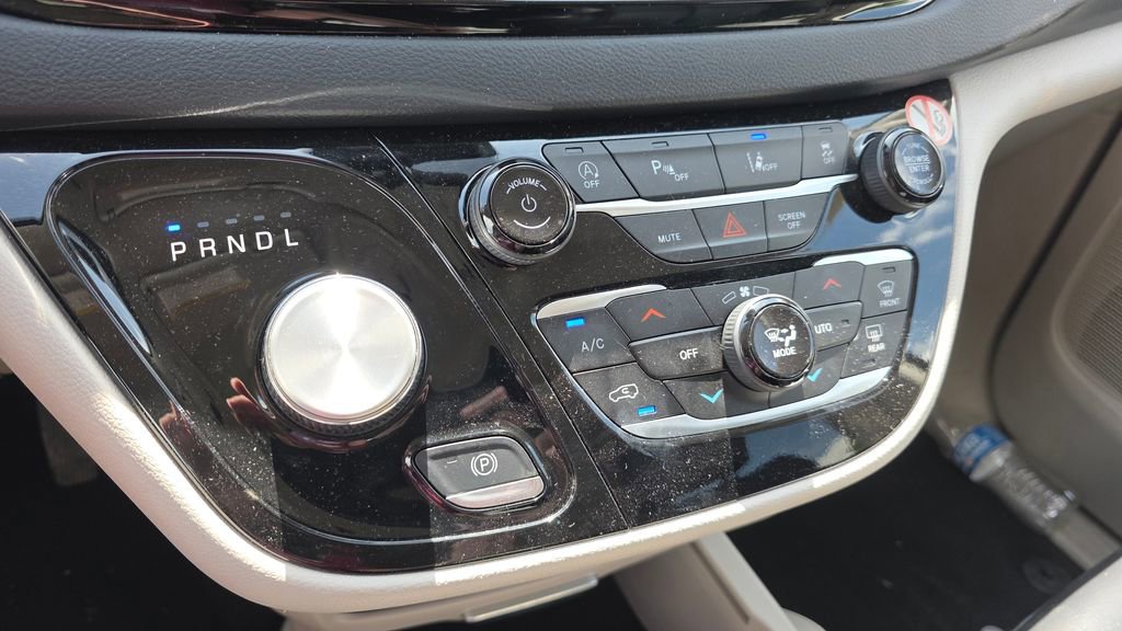 Used 2023 Chrysler Pacifica Touring-L FWD image 19