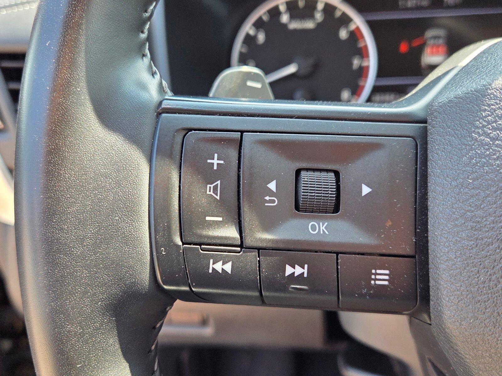 Used 2025 Nissan Rogue SV image 24